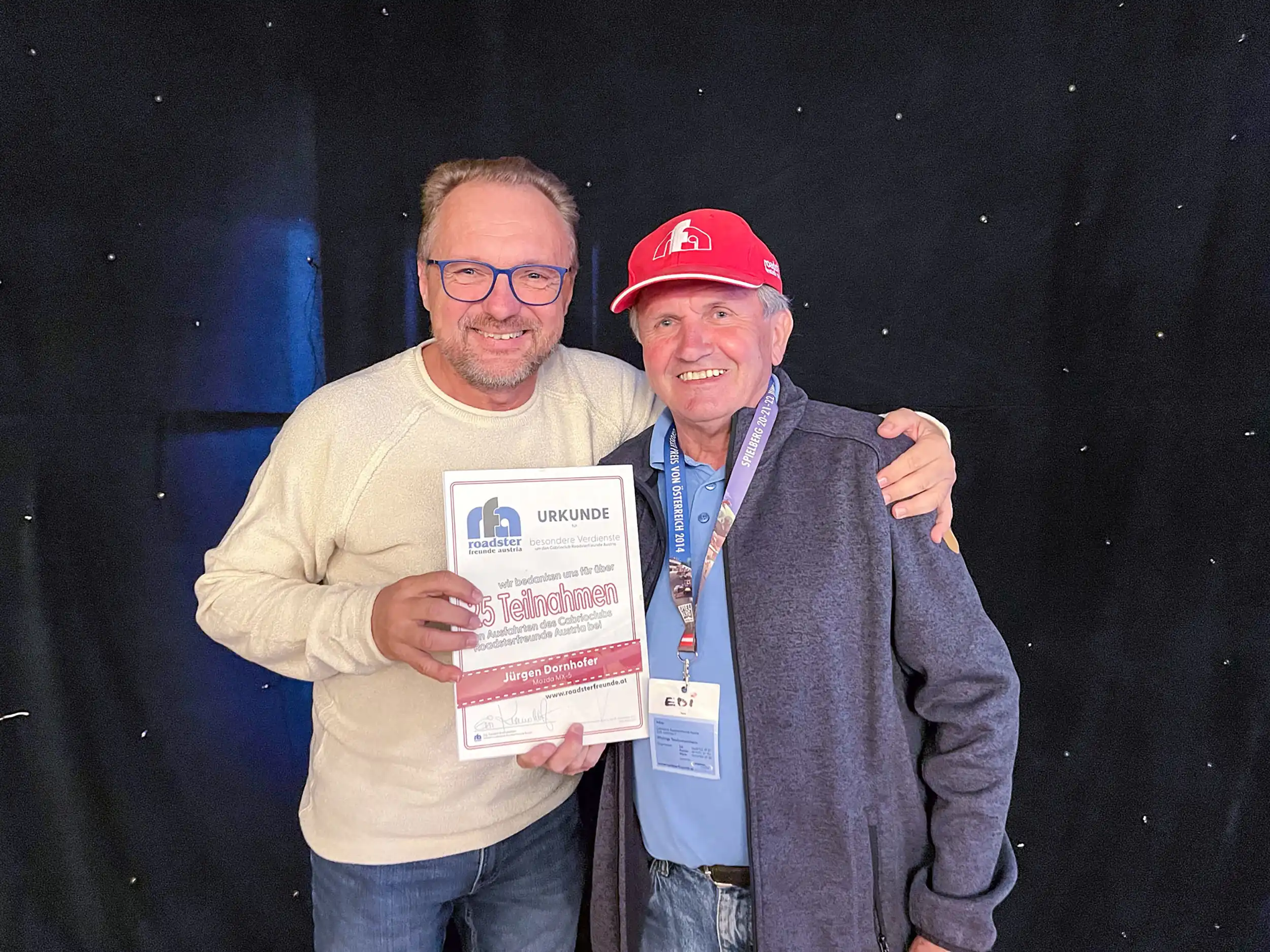 Ehrungen: Anlässlich von mehr als 25 Teilnahmen wurde Jürgen Dornhofer im Zuge der Saison-Abschlussfeierlichkeiten die Ehrenurkunde der Roadsterfreunde Austria verliehen.