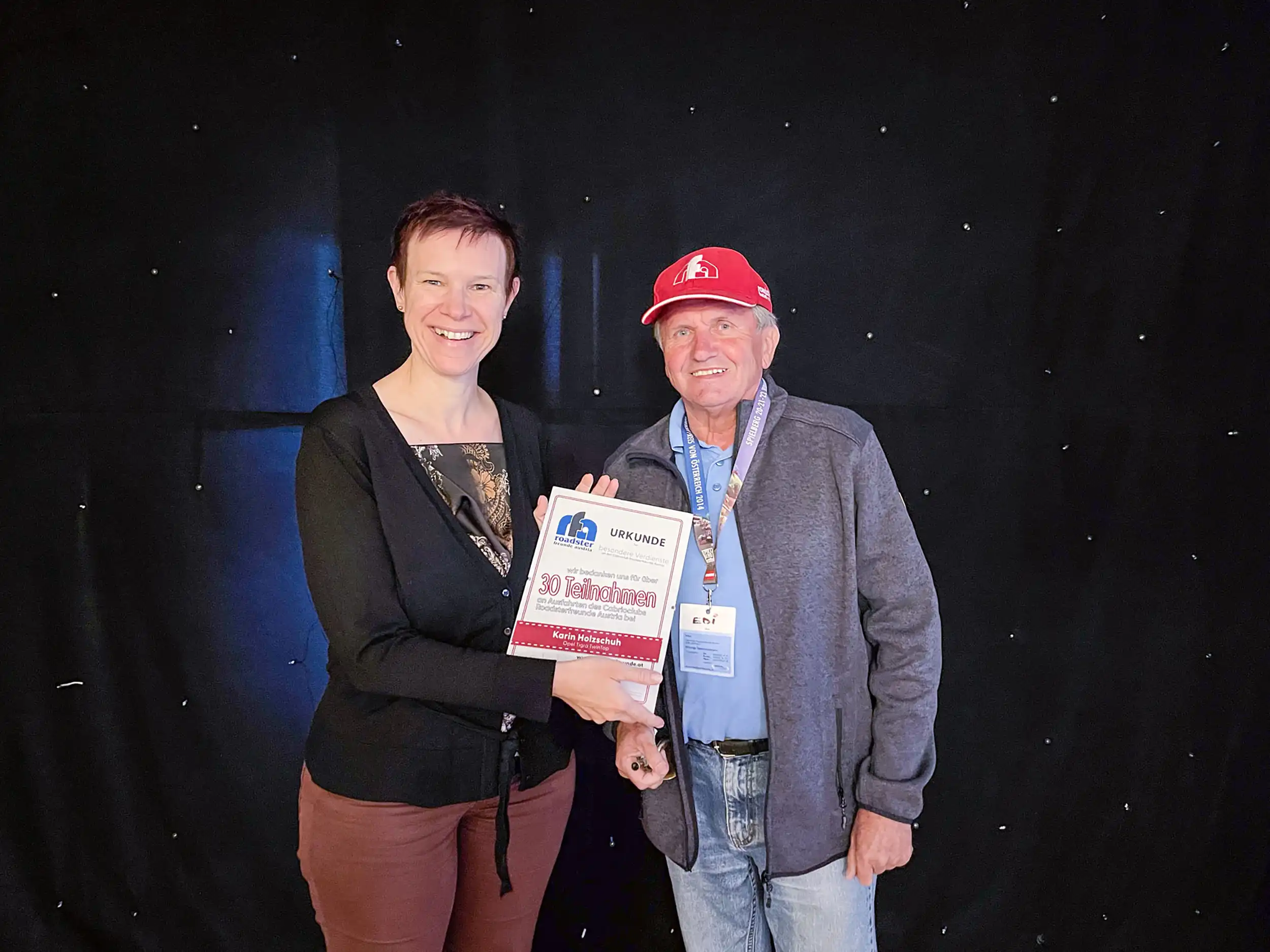 Ehrungen: Anlässlich von mehr als 30 Teilnahmen wurde Karin Holzschuh im Zuge der Saison-Abschlussfeierlichkeiten die Ehrenurkunde der Roadsterfreunde Austria verliehen.